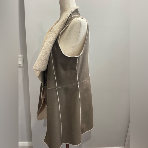 Dolce Cabo Faux Fur Vest - Picture 4 of 8